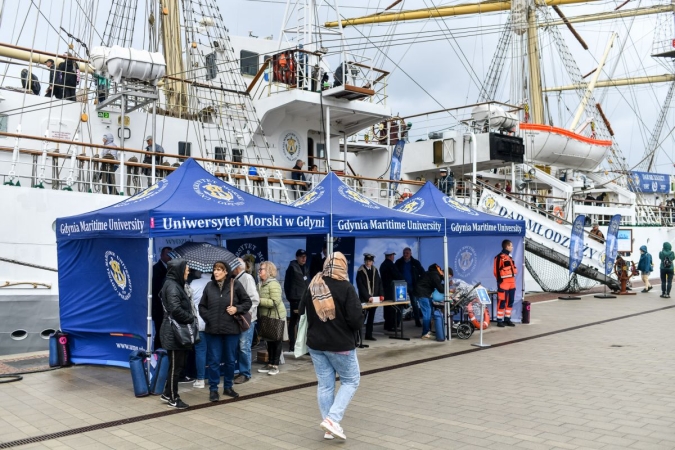 40 lat Daru Młodzieży. Na pokładzie tłumy zwiedzających [WIDEO, ZDJĘCIA]-GospodarkaMorska.pl
