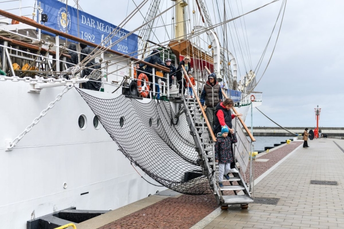 40 lat Daru Młodzieży. Na pokładzie tłumy zwiedzających [WIDEO, ZDJĘCIA]-GospodarkaMorska.pl