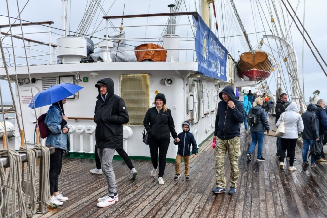 40 lat Daru Młodzieży. Na pokładzie tłumy zwiedzających [WIDEO, ZDJĘCIA]-GospodarkaMorska.pl