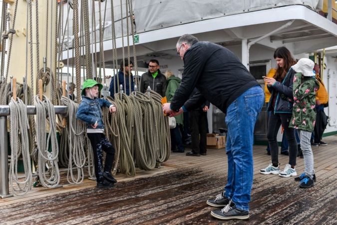 40 lat Daru Młodzieży. Na pokładzie tłumy zwiedzających [WIDEO, ZDJĘCIA]-GospodarkaMorska.pl