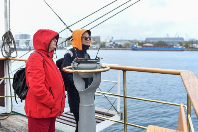 40 lat Daru Młodzieży. Na pokładzie tłumy zwiedzających [WIDEO, ZDJĘCIA]-GospodarkaMorska.pl