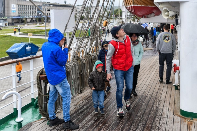 40 lat Daru Młodzieży. Na pokładzie tłumy zwiedzających [WIDEO, ZDJĘCIA]-GospodarkaMorska.pl