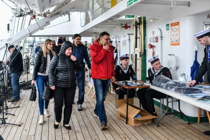 40 lat Daru Młodzieży. Na pokładzie tłumy zwiedzających [WIDEO, ZDJĘCIA]-GospodarkaMorska.pl