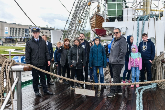 40 lat Daru Młodzieży. Na pokładzie tłumy zwiedzających [WIDEO, ZDJĘCIA]-GospodarkaMorska.pl