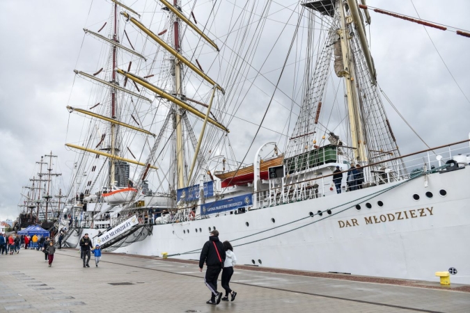 40 lat Daru Młodzieży. Na pokładzie tłumy zwiedzających [WIDEO, ZDJĘCIA]-GospodarkaMorska.pl