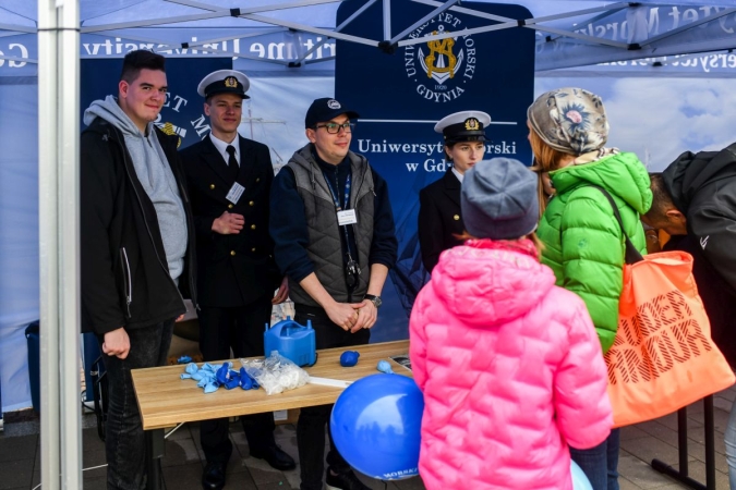 40 lat Daru Młodzieży. Na pokładzie tłumy zwiedzających [WIDEO, ZDJĘCIA]-GospodarkaMorska.pl