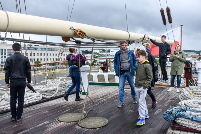 40 lat Daru Młodzieży. Na pokładzie tłumy zwiedzających [WIDEO, ZDJĘCIA]-GospodarkaMorska.pl
