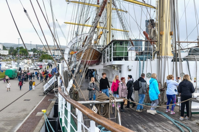 40 lat Daru Młodzieży. Na pokładzie tłumy zwiedzających [WIDEO, ZDJĘCIA]-GospodarkaMorska.pl