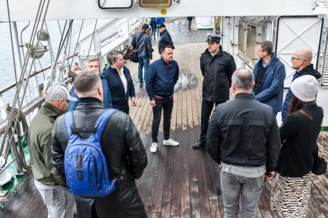 40 lat Daru Młodzieży. Na pokładzie tłumy zwiedzających [WIDEO, ZDJĘCIA]-GospodarkaMorska.pl