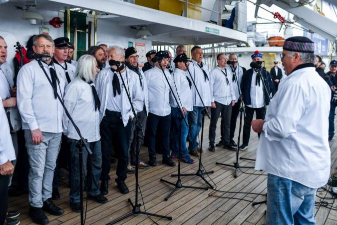 40 lat Daru Młodzieży. Na pokładzie tłumy zwiedzających [WIDEO, ZDJĘCIA]-GospodarkaMorska.pl