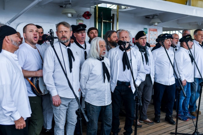 40 lat Daru Młodzieży. Na pokładzie tłumy zwiedzających [WIDEO, ZDJĘCIA]-GospodarkaMorska.pl