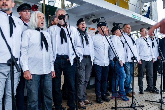 40 lat Daru Młodzieży. Na pokładzie tłumy zwiedzających [WIDEO, ZDJĘCIA]-GospodarkaMorska.pl