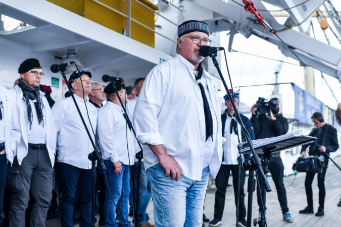 40 lat Daru Młodzieży. Na pokładzie tłumy zwiedzających [WIDEO, ZDJĘCIA]-GospodarkaMorska.pl