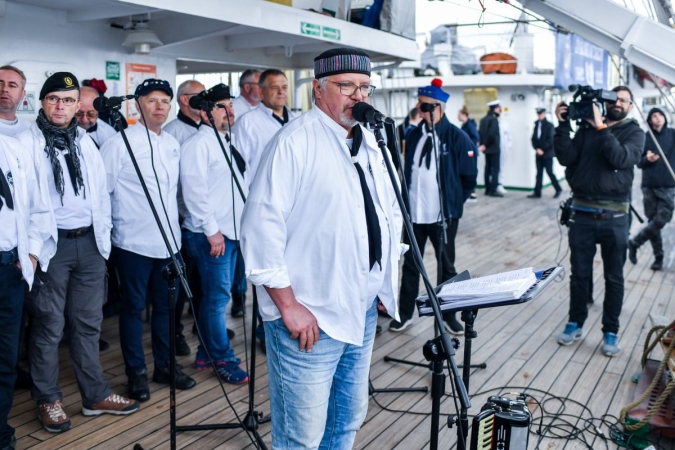 40 lat Daru Młodzieży. Na pokładzie tłumy zwiedzających [WIDEO, ZDJĘCIA]-GospodarkaMorska.pl