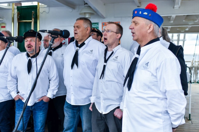 40 lat Daru Młodzieży. Na pokładzie tłumy zwiedzających [WIDEO, ZDJĘCIA]-GospodarkaMorska.pl