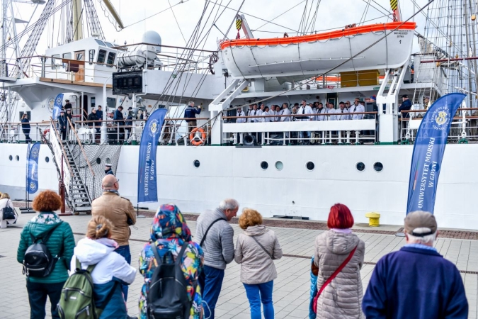 40 lat Daru Młodzieży. Na pokładzie tłumy zwiedzających [WIDEO, ZDJĘCIA]-GospodarkaMorska.pl