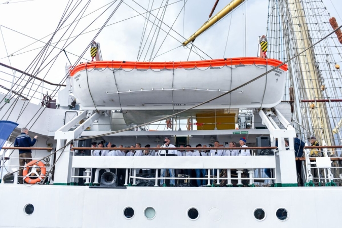 40 lat Daru Młodzieży. Na pokładzie tłumy zwiedzających [WIDEO, ZDJĘCIA]-GospodarkaMorska.pl