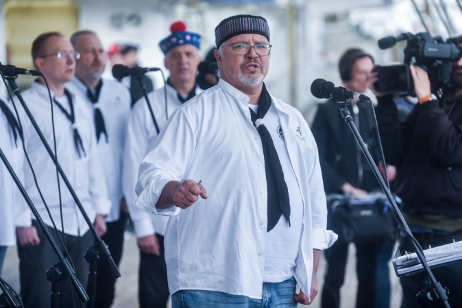 40 lat Daru Młodzieży. Na pokładzie tłumy zwiedzających [WIDEO, ZDJĘCIA]-GospodarkaMorska.pl