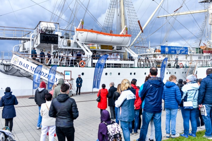 40 lat Daru Młodzieży. Na pokładzie tłumy zwiedzających [WIDEO, ZDJĘCIA]-GospodarkaMorska.pl