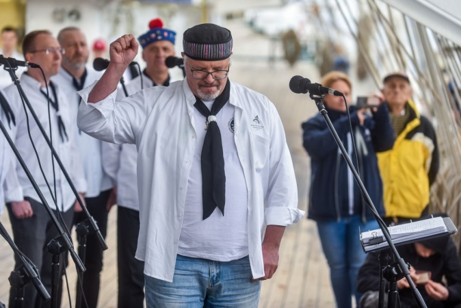 40 lat Daru Młodzieży. Na pokładzie tłumy zwiedzających [WIDEO, ZDJĘCIA]-GospodarkaMorska.pl