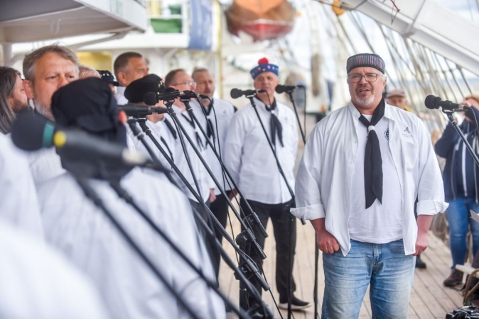 40 lat Daru Młodzieży. Na pokładzie tłumy zwiedzających [WIDEO, ZDJĘCIA]-GospodarkaMorska.pl