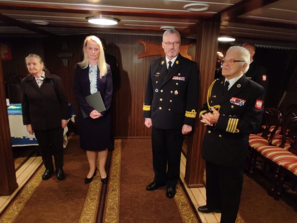 AK-owcy podziękowali za pamięć i dobro. Wyjątkowa uroczystość na ORP Błyskawicy [ZDJĘCIA]-GospodarkaMorska.pl