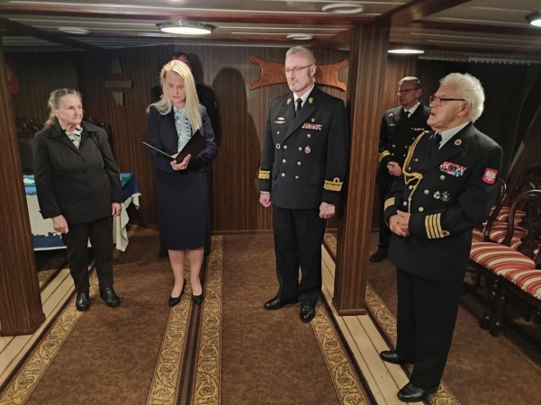 AK-owcy podziękowali za pamięć i dobro. Wyjątkowa uroczystość na ORP Błyskawicy [ZDJĘCIA]-GospodarkaMorska.pl