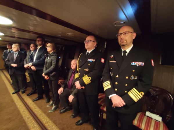 AK-owcy podziękowali za pamięć i dobro. Wyjątkowa uroczystość na ORP Błyskawicy [ZDJĘCIA]-GospodarkaMorska.pl