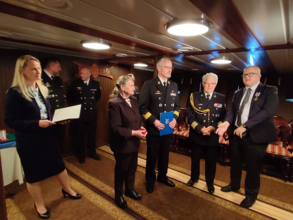 AK-owcy podziękowali za pamięć i dobro. Wyjątkowa uroczystość na ORP Błyskawicy [ZDJĘCIA]-GospodarkaMorska.pl