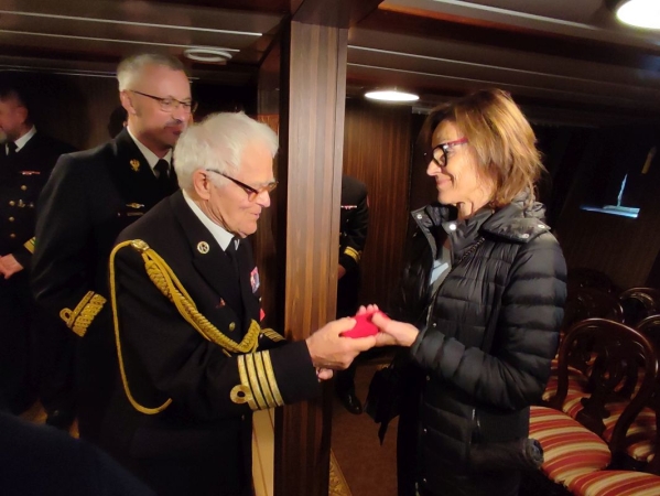 AK-owcy podziękowali za pamięć i dobro. Wyjątkowa uroczystość na ORP Błyskawicy [ZDJĘCIA]-GospodarkaMorska.pl