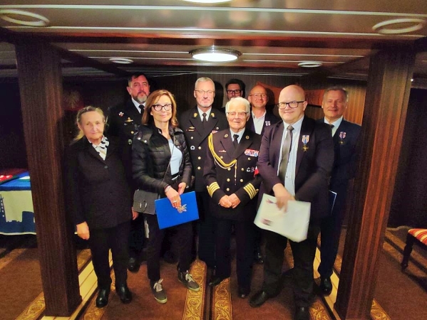 AK-owcy podziękowali za pamięć i dobro. Wyjątkowa uroczystość na ORP Błyskawicy [ZDJĘCIA]-GospodarkaMorska.pl