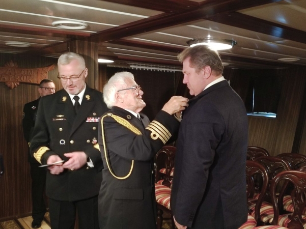 AK-owcy podziękowali za pamięć i dobro. Wyjątkowa uroczystość na ORP Błyskawicy [ZDJĘCIA]-GospodarkaMorska.pl