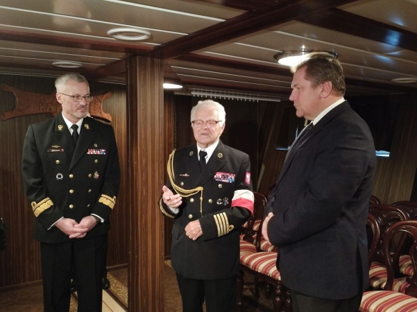 AK-owcy podziękowali za pamięć i dobro. Wyjątkowa uroczystość na ORP Błyskawicy [ZDJĘCIA]-GospodarkaMorska.pl