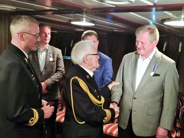 AK-owcy podziękowali za pamięć i dobro. Wyjątkowa uroczystość na ORP Błyskawicy [ZDJĘCIA]-GospodarkaMorska.pl