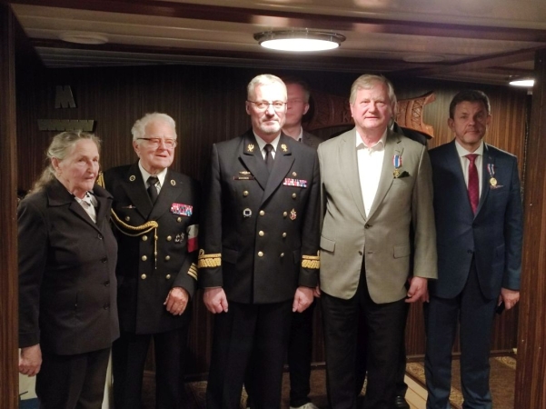 AK-owcy podziękowali za pamięć i dobro. Wyjątkowa uroczystość na ORP Błyskawicy [ZDJĘCIA]-GospodarkaMorska.pl