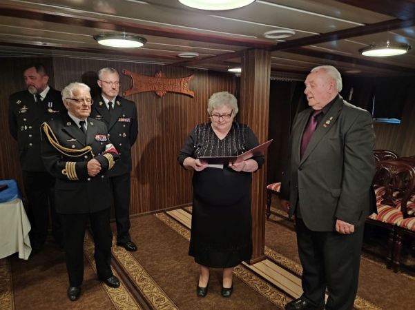 AK-owcy podziękowali za pamięć i dobro. Wyjątkowa uroczystość na ORP Błyskawicy [ZDJĘCIA]-GospodarkaMorska.pl