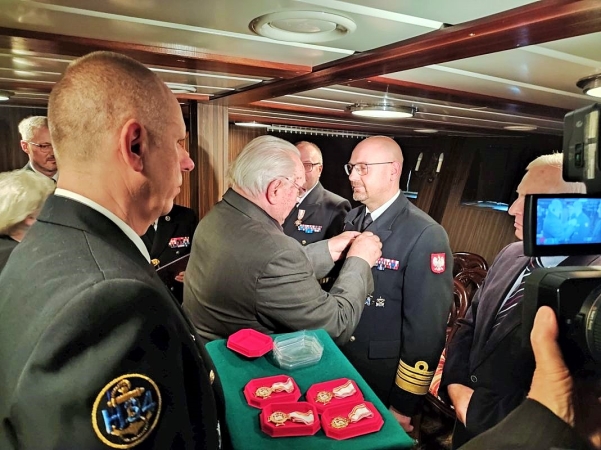 AK-owcy podziękowali za pamięć i dobro. Wyjątkowa uroczystość na ORP Błyskawicy [ZDJĘCIA]-GospodarkaMorska.pl