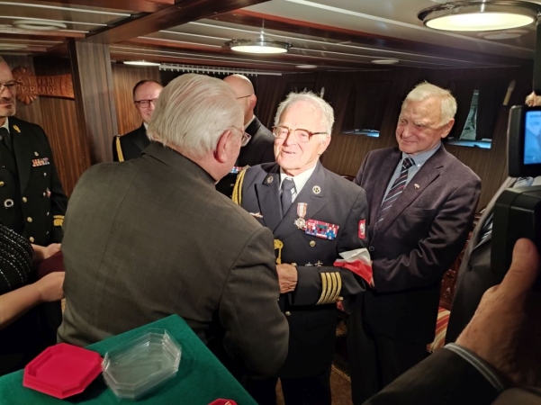 AK-owcy podziękowali za pamięć i dobro. Wyjątkowa uroczystość na ORP Błyskawicy [ZDJĘCIA]-GospodarkaMorska.pl