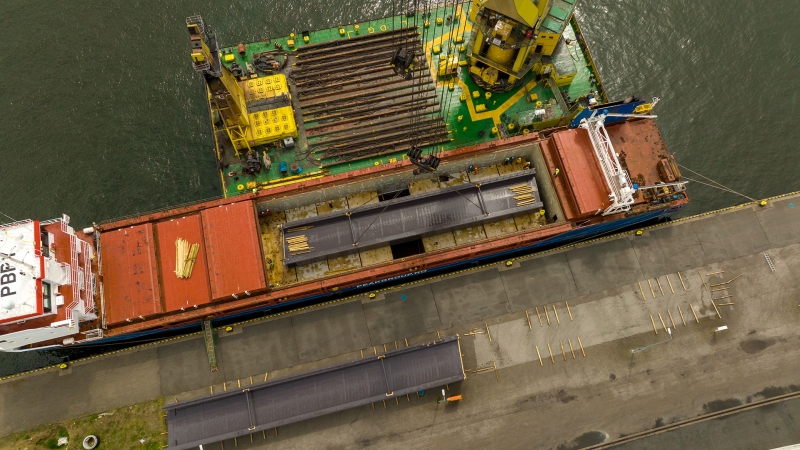Przeładunek sekcji mostu w Porcie Gdańsk. Hecksher Polska partnerem operacji [WIDEO]-GospodarkaMorska.pl