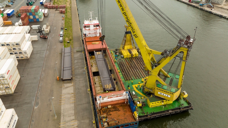 Przeładunek sekcji mostu w Porcie Gdańsk. Hecksher Polska partnerem operacji [WIDEO]-GospodarkaMorska.pl