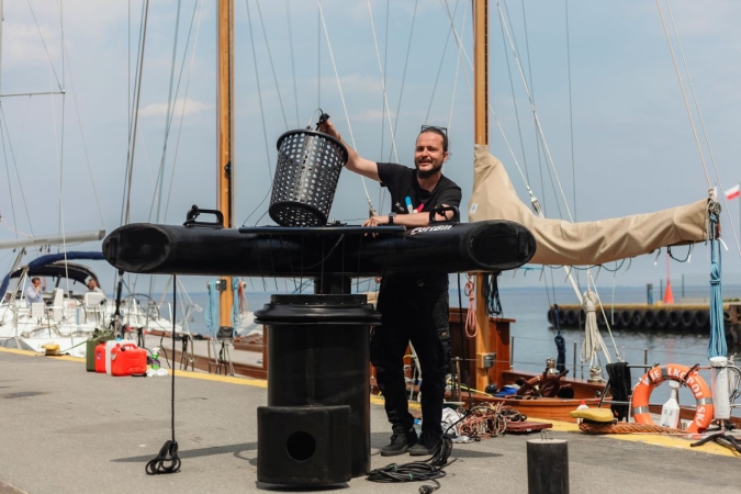 Kolejne trzy morskie kosze dla czystszego Bałtyku [ZDJĘCIA]-GospodarkaMorska.pl