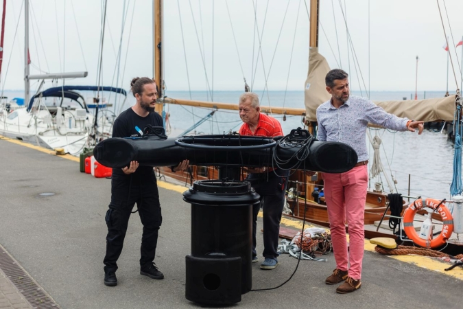 Kolejne trzy morskie kosze dla czystszego Bałtyku [ZDJĘCIA]-GospodarkaMorska.pl