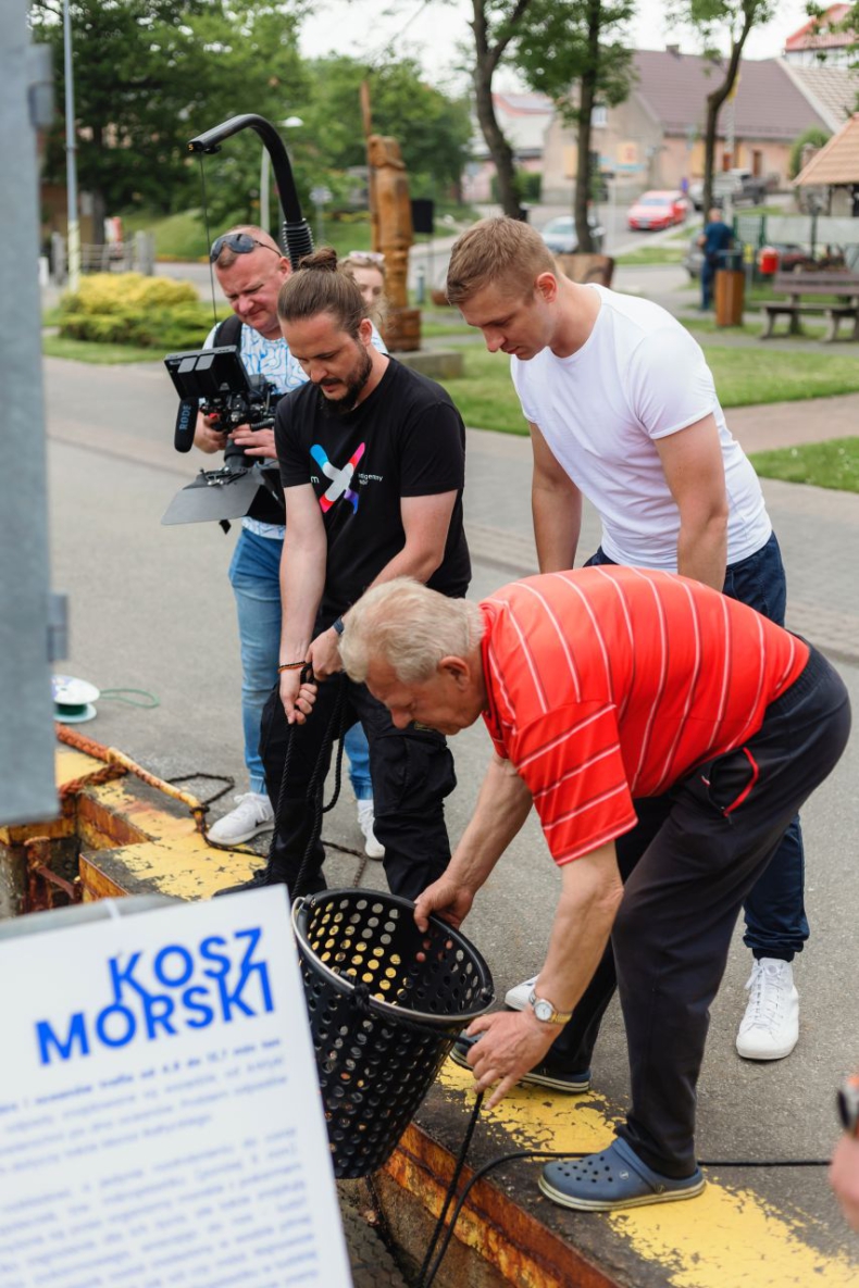 Kolejne trzy morskie kosze dla czystszego Bałtyku [ZDJĘCIA]-GospodarkaMorska.pl