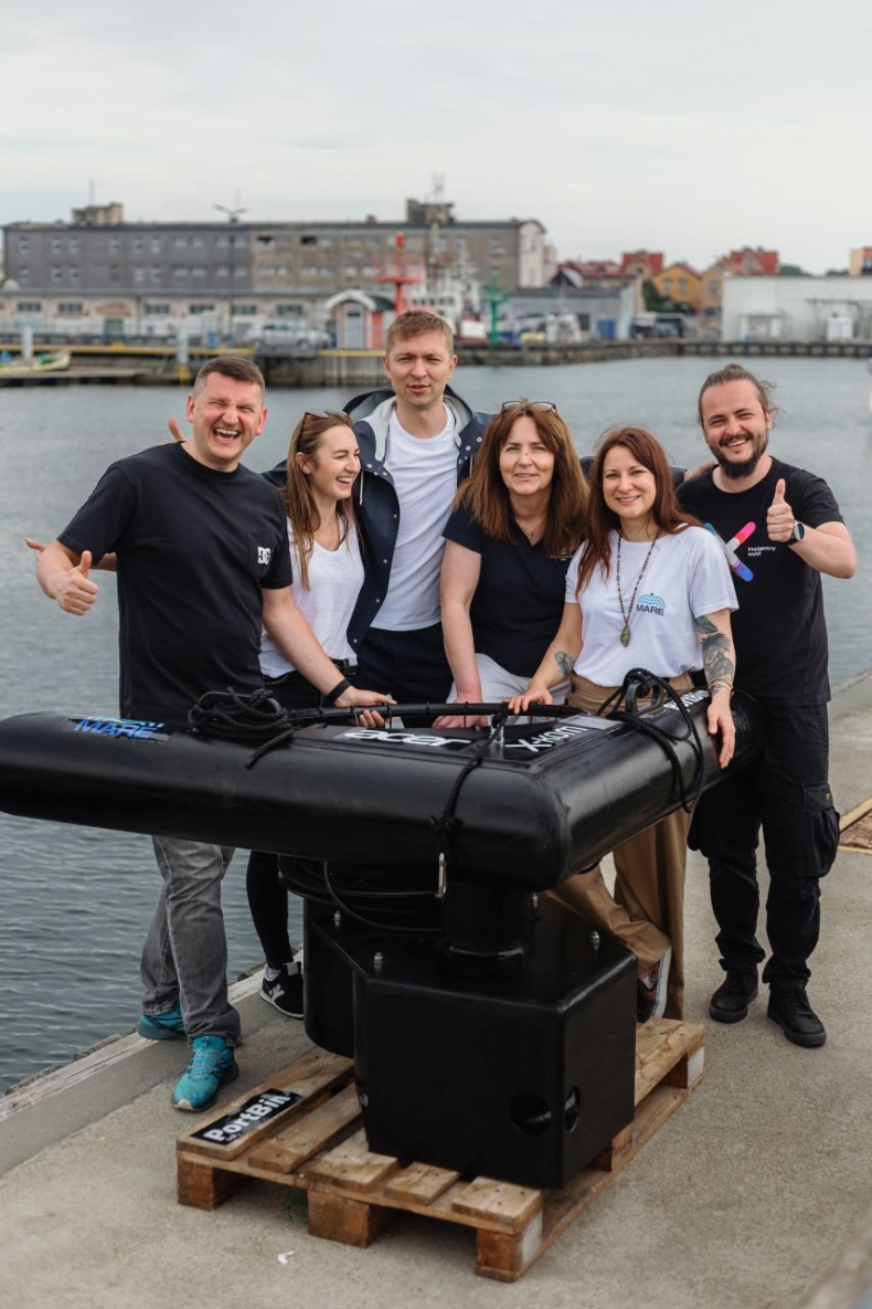 Kolejne trzy morskie kosze dla czystszego Bałtyku [ZDJĘCIA]-GospodarkaMorska.pl