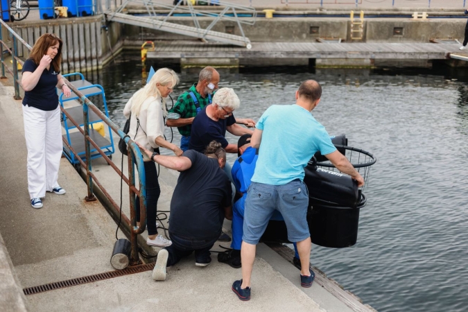 Kolejne trzy morskie kosze dla czystszego Bałtyku [ZDJĘCIA]-GospodarkaMorska.pl