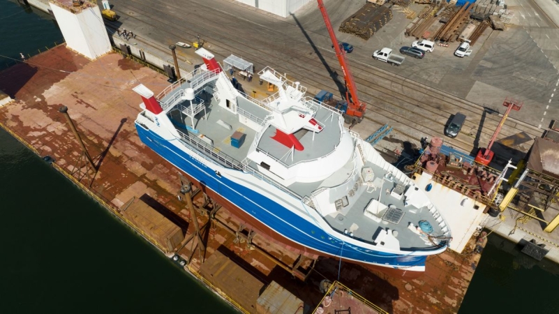 Dwa wodowania statków rybackich w Karstensenie [WIDEO]-GospodarkaMorska.pl