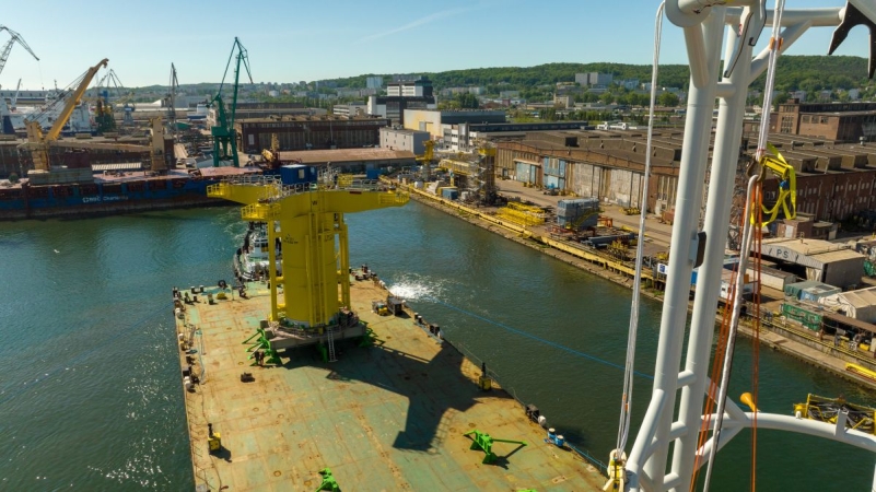 Z Gdyni na niemiecką farmę wiatrową. Skomplikowane konstrukcje dla offshore już w drodze do Danii  [WIDEO, ZDJĘCIA]-GospodarkaMorska.pl