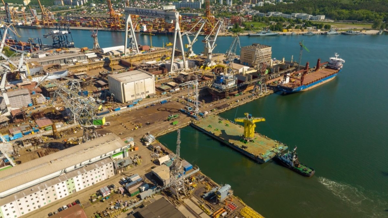 Z Gdyni na niemiecką farmę wiatrową. Skomplikowane konstrukcje dla offshore już w drodze do Danii  [WIDEO, ZDJĘCIA]-GospodarkaMorska.pl