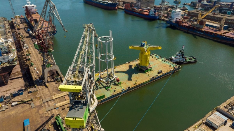 Z Gdyni na niemiecką farmę wiatrową. Skomplikowane konstrukcje dla offshore już w drodze do Danii  [WIDEO, ZDJĘCIA]-GospodarkaMorska.pl