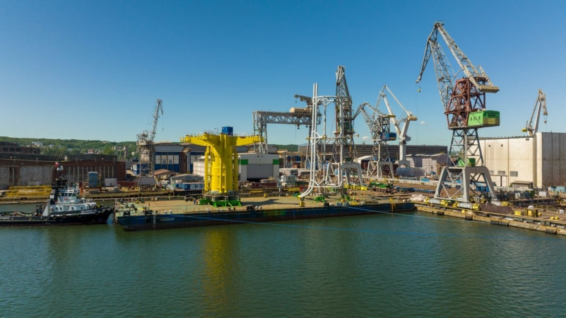 Z Gdyni na niemiecką farmę wiatrową. Skomplikowane konstrukcje dla offshore już w drodze do Danii  [WIDEO, ZDJĘCIA]-GospodarkaMorska.pl